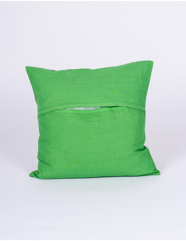 Capa de almofada artesanal com fundo floral verde.