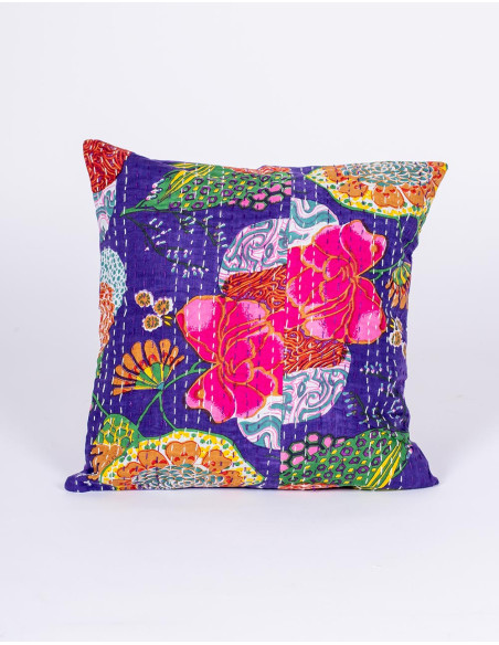 Housse de coussin violette faite main avec des fleurs