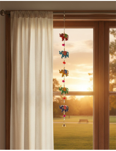 Pingente decorativo de elefante em cerâmica com pompons.