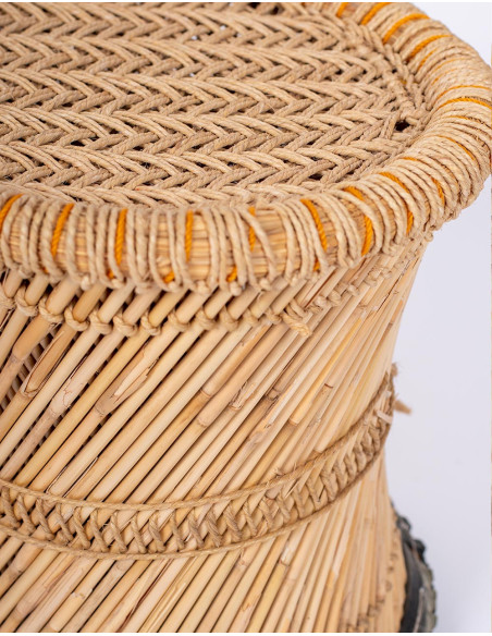 Banqueta artesanal de bambu com assento trançado