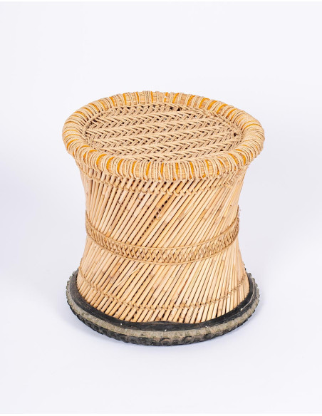 Banqueta artesanal de bambu com assento trançado