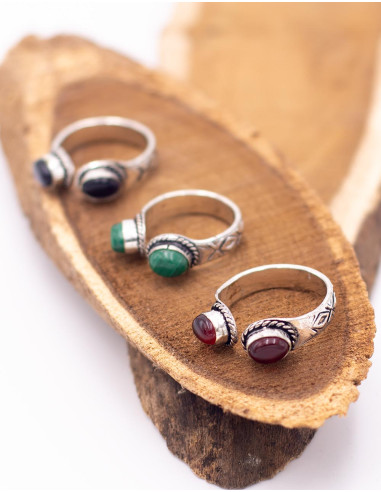 Bague ouverte artisanale ornée de deux pierres...