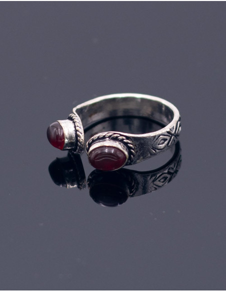 Handgefertigter offener Ring mit zwei Mineralsteinen – Boho-Stil