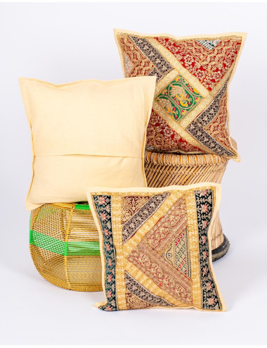 Almofada bege com bordado...