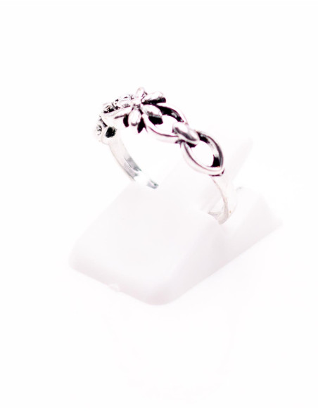 Anello indiano in ottone e argento, realizzato a mano con design etnico intagliato.