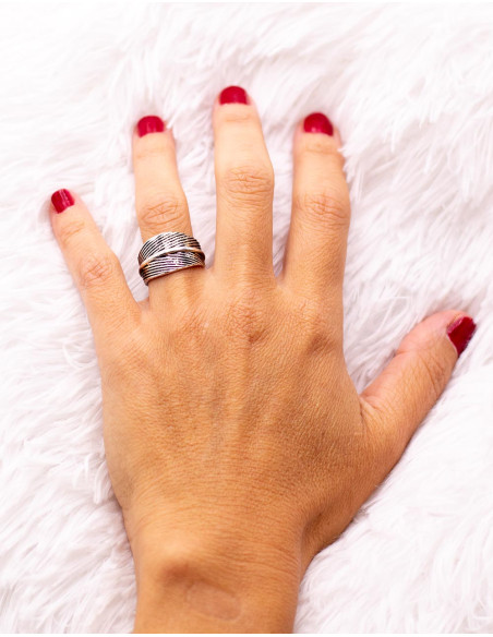 Anello regolabile in argento indiano, realizzato a mano con design etnico inciso.