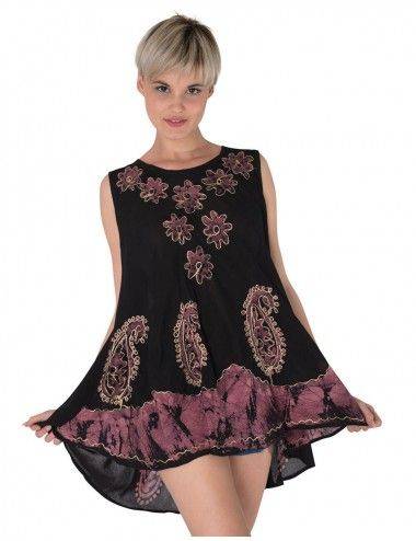 Camiseta preta étnica bordada na praia 2