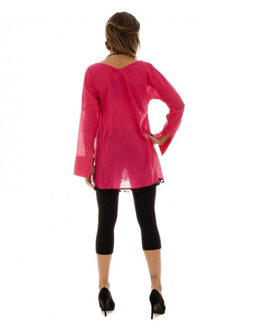 breite Bluse-Frau-mit-Pompons-Rücken
