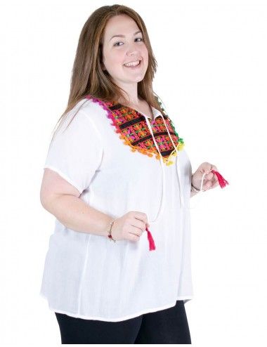 camiseta branca mais tamanhos com pompons bordados